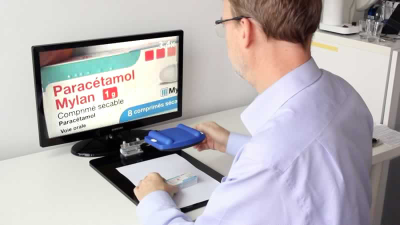 Froggyloupe para ler as indicações da embalagem dos medicamentos